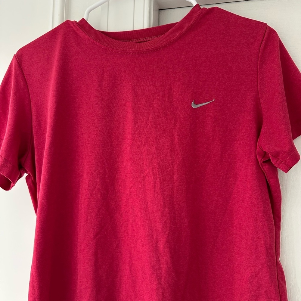 Nike Kids Dark Pink Dry Fit Short Sleeve Embroidered Logo Tee Size L (12-14) - Picture 2 of 7